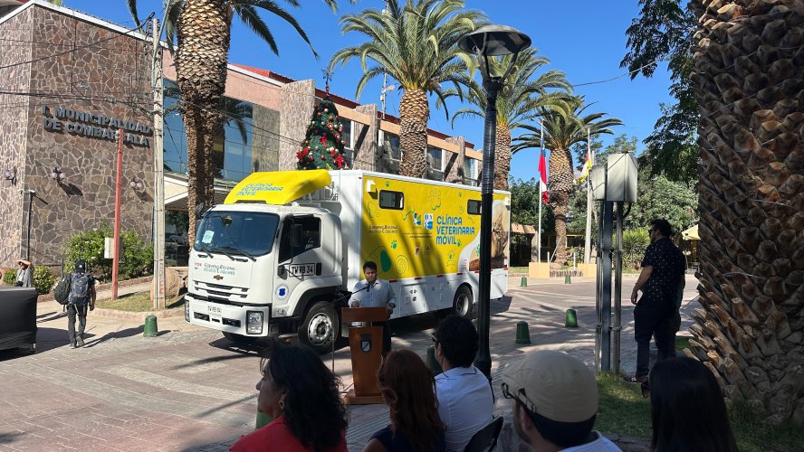 Combarbalá celebra la entrega de un centro de atención móvil veterinaria y un camión alza hombre