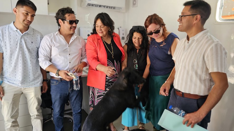 Combarbalá celebra la entrega de un centro de atención móvil veterinaria y un camión alza hombre