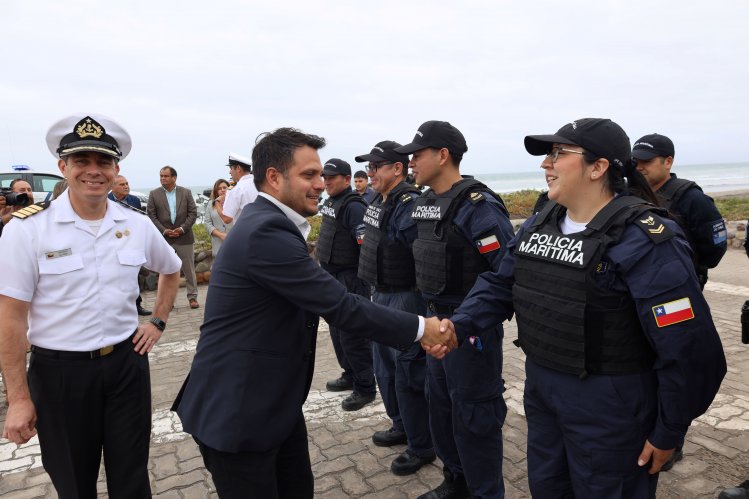 Refuerzan rescate marítimo con entrega de nuevas motos de agua a la Armada