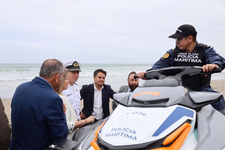 Refuerzan rescate marítimo con entrega de nuevas motos de agua a la Armada